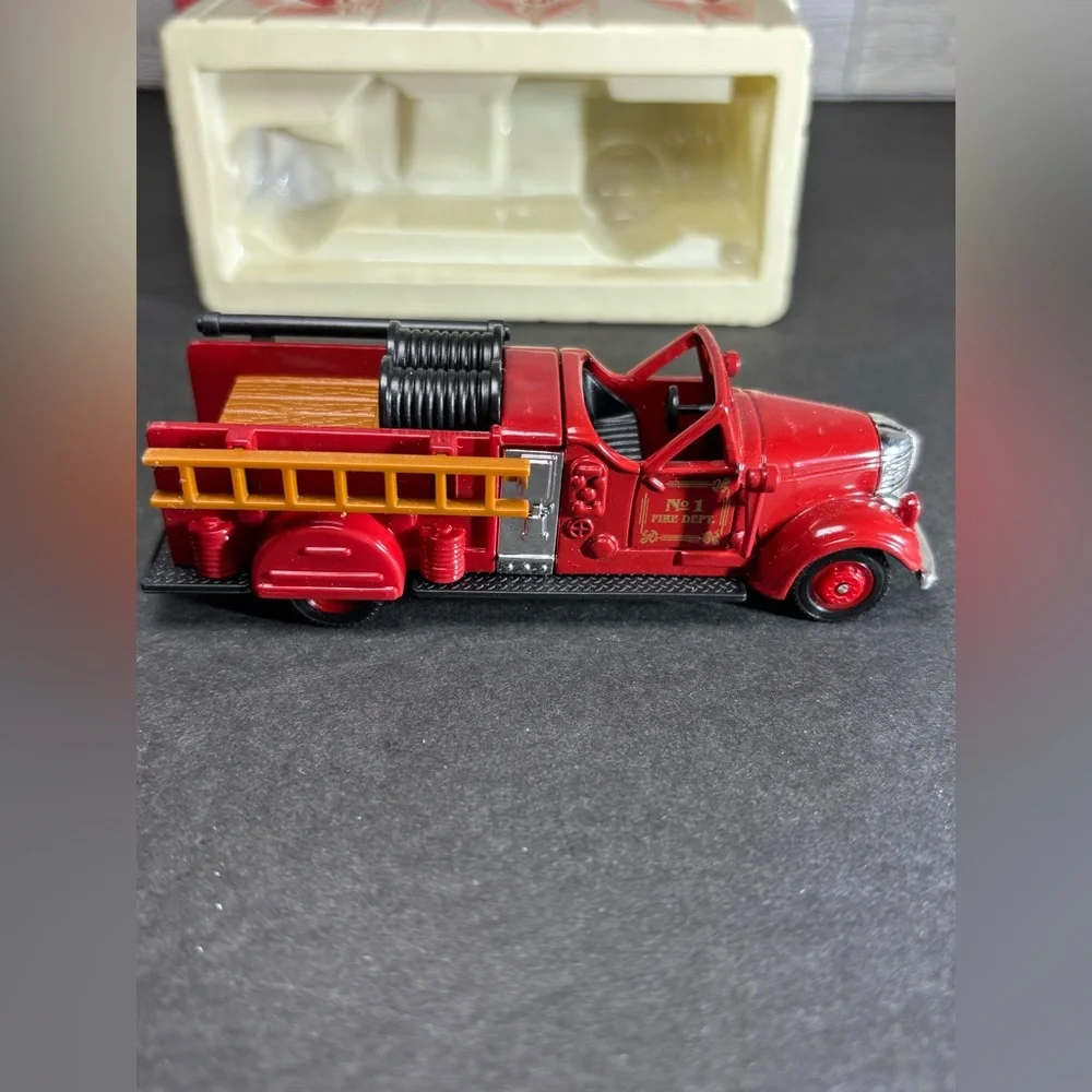 Readers Digest / GM 1939 Ward LaFrance Fire Truck 1999 New In Box‎